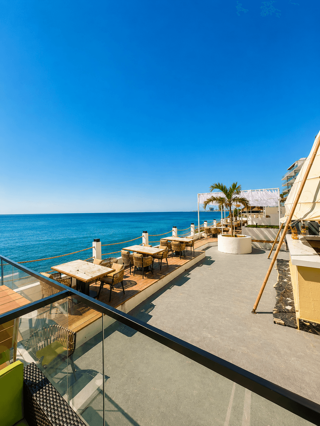 Terrasse extérieure avec vue sur l'océan Atlantique