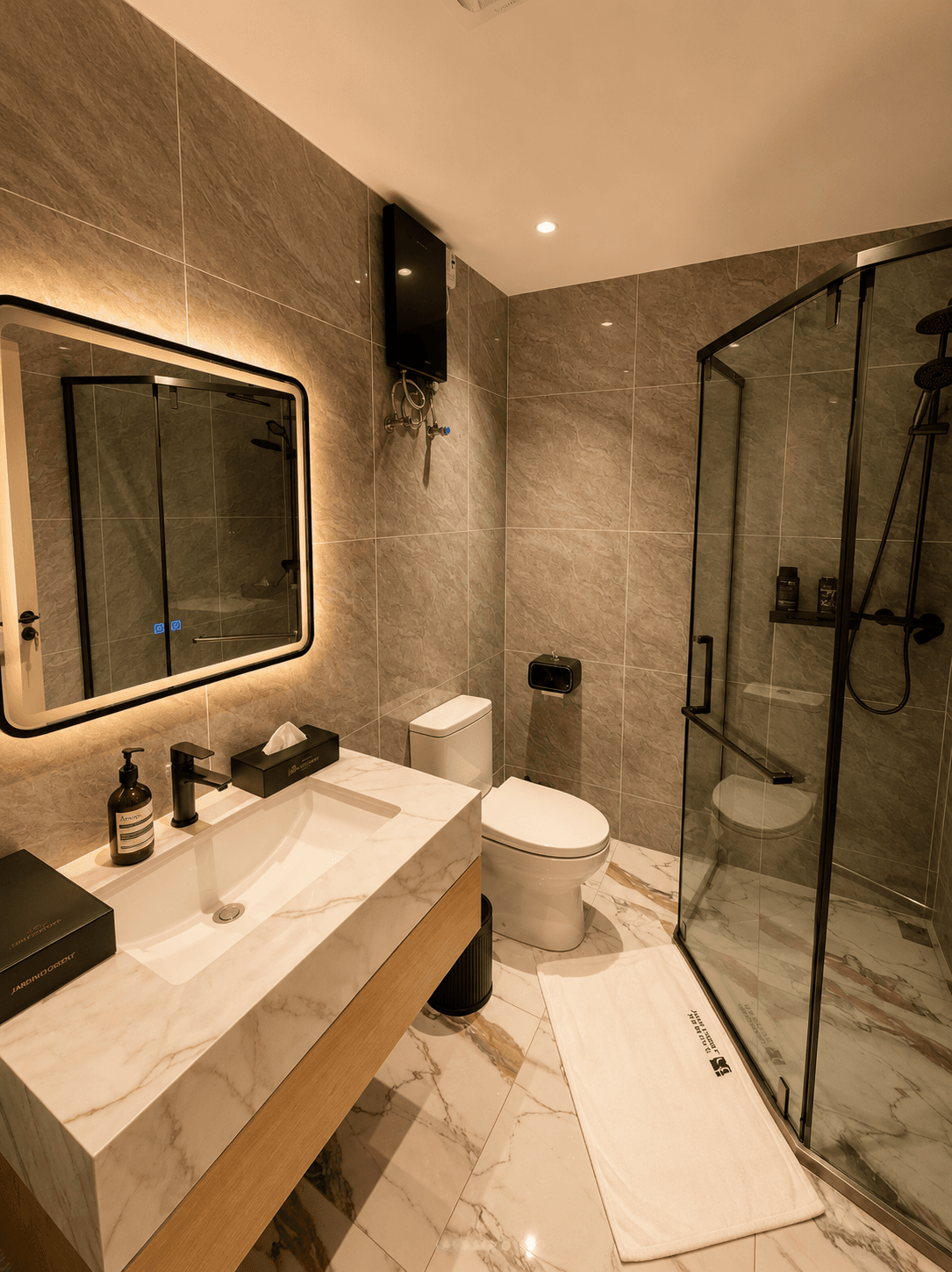 Salle de bain en marbre de l'hôtel Jardin d'Orient