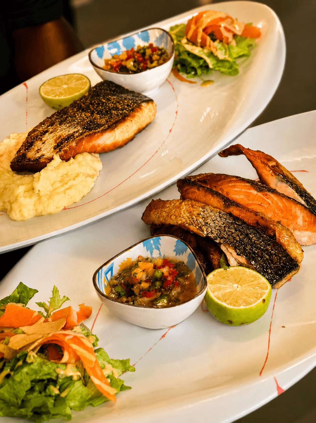 Assiettes de poisson grillé servies au restaurant