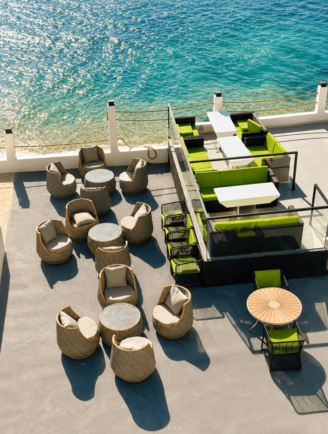 Lounge de la terrasse au bord de l'eau