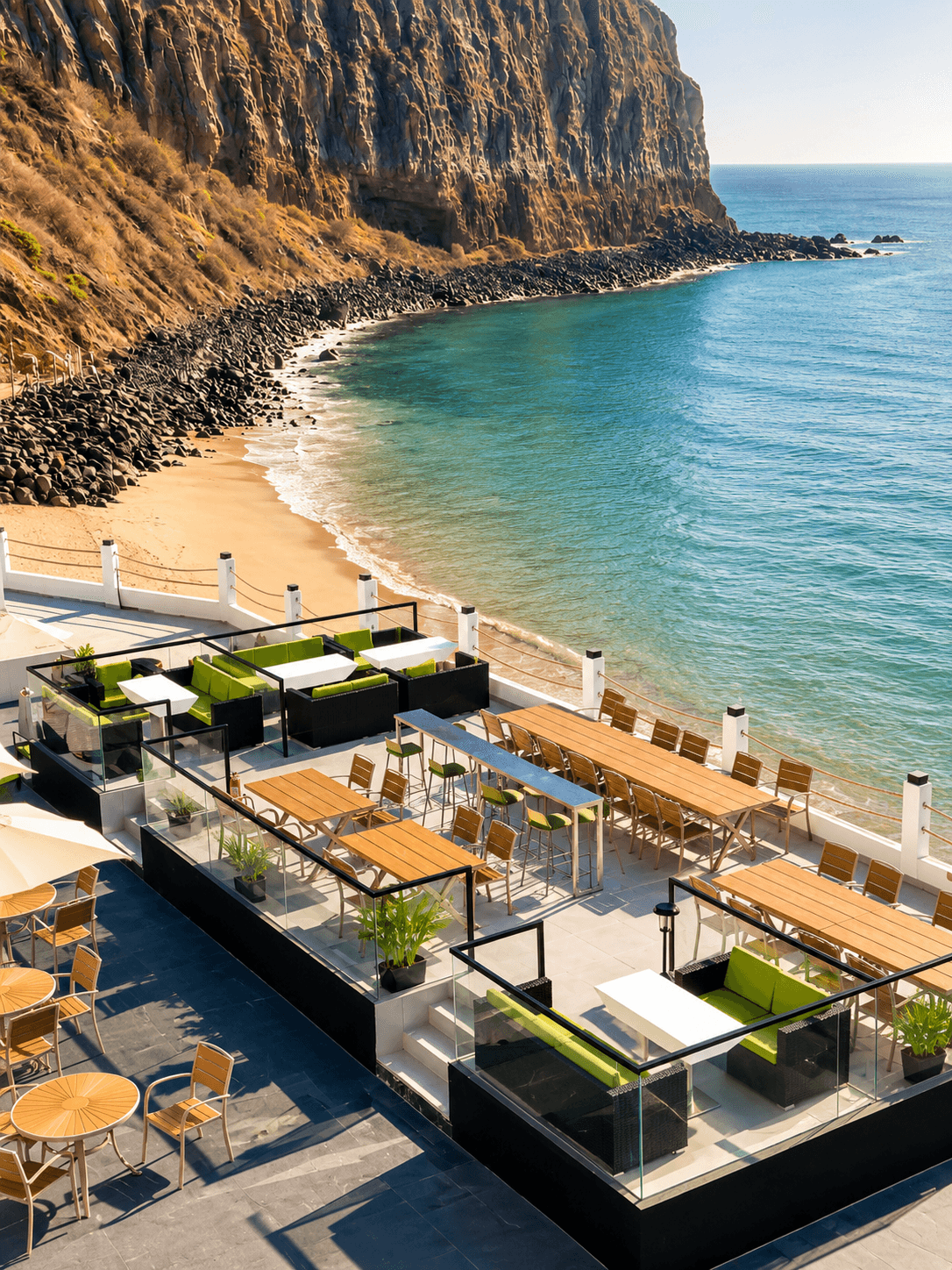Vue plongeante sur la terrasse, la crique et l'océan